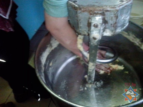 В Барановичах работники МЧС помогли извлечь руку повара из тестомесильной машины