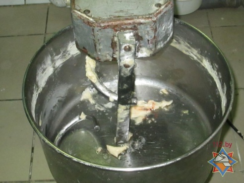 В Барановичах работники МЧС помогли извлечь руку повара из тестомесильной машины