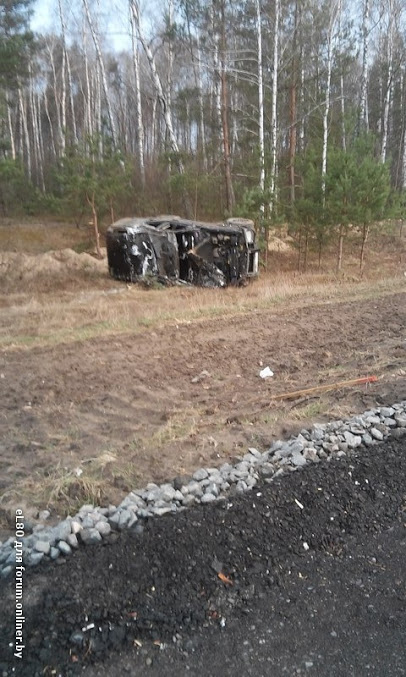 Между Калинковичами и Мозырем на трассе перевернулся внедорожник, водитель вылетел из салона