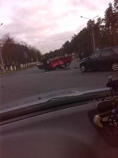 Фотофакт: в Светлогорске автомобиль перевернулся «вверх ногами» Фотофакт: в Светлогорске автомобиль перевернулся «вверх ногами»
