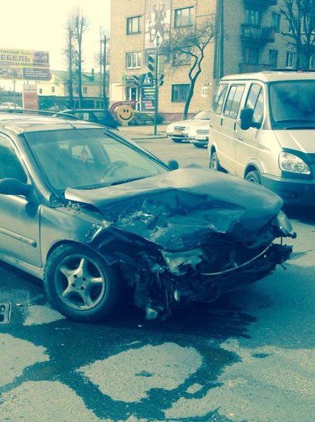 В Барановичах машина скорой помощи столкнулась с легковушкой