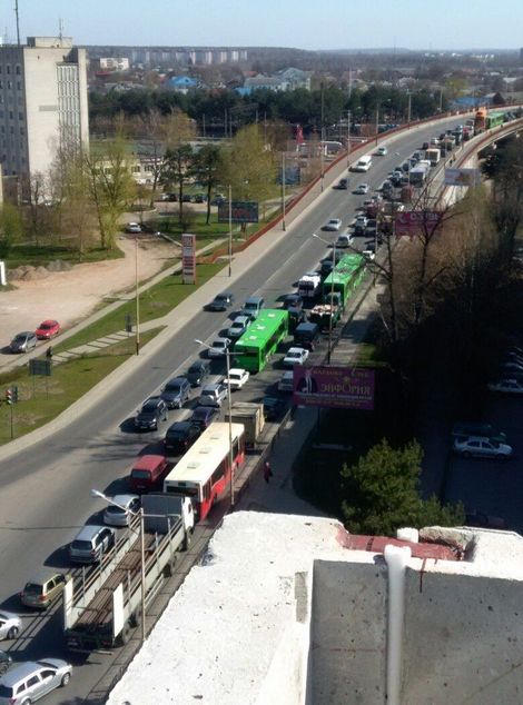 Закрытие улицы Тельмана в Барановичах создало на мосту огромную пробку