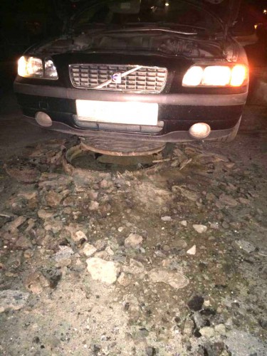 Владелец машины, поврежденной о выпирающий люк на дороге в Глубоком, выиграл в суде дело против местного ЖКХ (ФОТО)