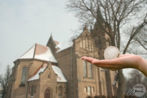Град размером с гусиное яйцо выпал в Вилейке 1 апреля (ФОТО)