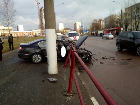 В Витебске автомобиль врезался в ограждение улицы Правды, очевидцы уверяют, что водитель умер за рулем