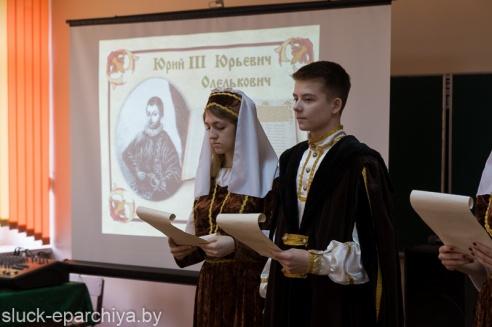 Митрополит Павел подарил Слуцкое евангелие 6-й школе и 1-й гимназии города Слуцка