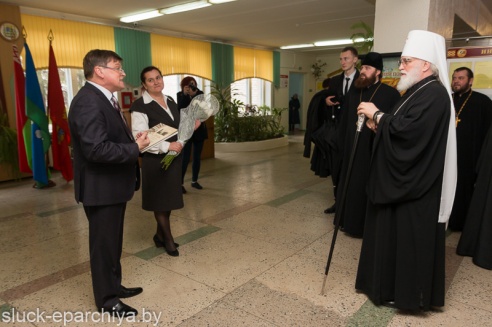 Митрополит Павел подарил Слуцкое евангелие 6-й школе и 1-й гимназии города Слуцка