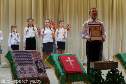 Митрополит Павел подарил Слуцкое евангелие 6-й школе и 1-й гимназии города Слуцка