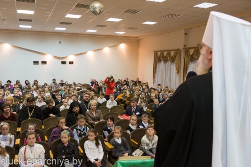 Митрополит Павел подарил Слуцкое евангелие 6-й школе и 1-й гимназии города Слуцка