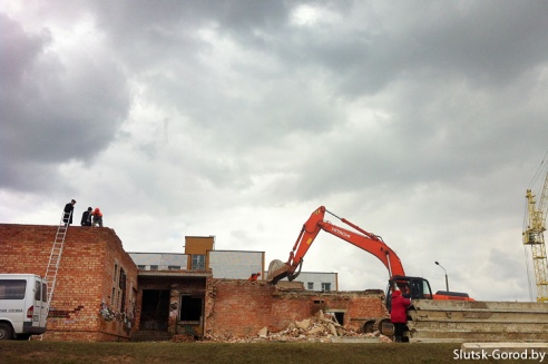 У 13-й школы демонтируют недостроенный бассейн