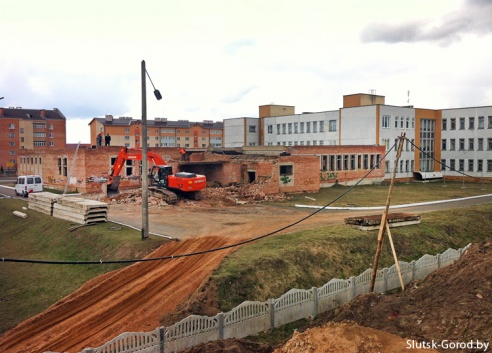 У 13-й школы демонтируют недостроенный бассейн