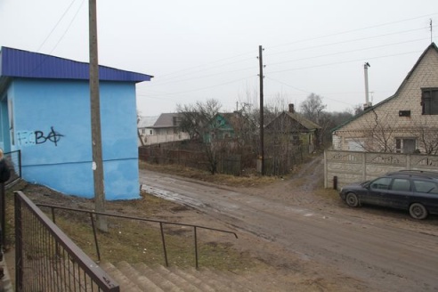 Жители переулка Проминского жалуются, что уже много лет не могут попасть домой без резиновых сапог