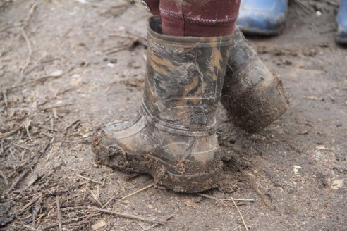 Жители переулка Проминского жалуются, что уже много лет не могут попасть домой без резиновых сапог