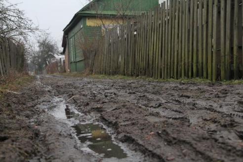 Жители переулка Проминского жалуются, что уже много лет не могут попасть домой без резиновых сапог
