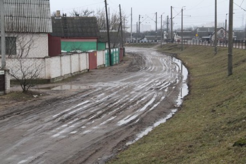 Жители переулка Проминского жалуются, что уже много лет не могут попасть домой без резиновых сапог