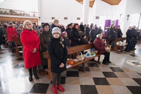 ФОТОФАКТ: Освящение пасхальной пищи в Барановичах