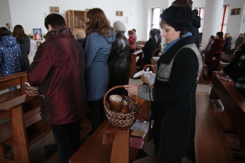 ФОТОФАКТ: Освящение пасхальной пищи в Барановичах