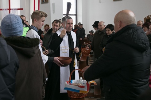 ФОТОФАКТ: Освящение пасхальной пищи в Барановичах