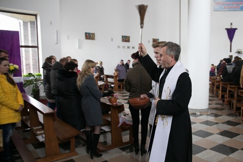 ФОТОФАКТ: Освящение пасхальной пищи в Барановичах