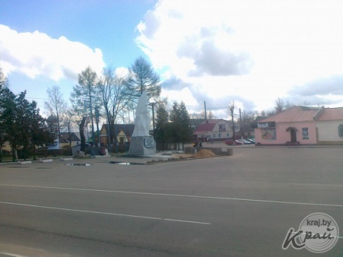 ФОТОФАКТ: У памятника на площади Свободы в Вилейке кладут плитку