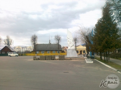 ФОТОФАКТ: У памятника на площади Свободы в Вилейке кладут плитку