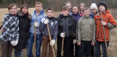 В Лиозненском районе высаживаются аллеи к 70-летию Великой Победы