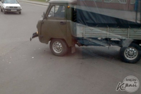 ФОТОФАКТ: 3 апреля в Вилейке на перекрестке возле площади Свободы столкнулись «Ауди» и УАЗ