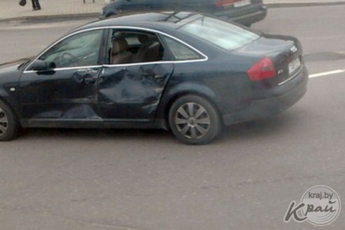 ФОТОФАКТ: 3 апреля в Вилейке на перекрестке возле площади Свободы столкнулись «Ауди» и УАЗ