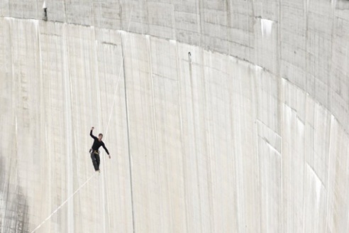 ФОТОФАКТ: Самые безумные канатоходцы мира