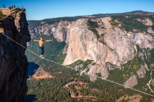 ФОТОФАКТ: Самые безумные канатоходцы мира