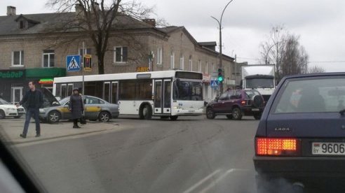 В Барановичах на перекрестке не разъехались такси и «Киа»