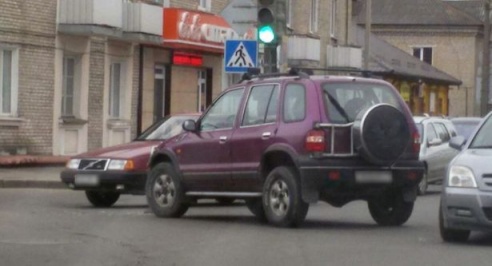 В Барановичах на перекрестке не разъехались такси и «Киа»