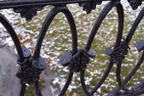 Они соединяют нас