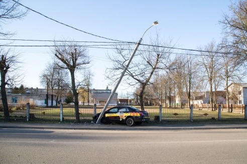 В Барановичах автомобиль такси врезался в столб