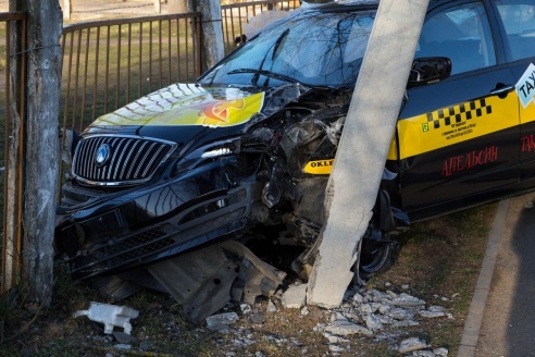 В Барановичах автомобиль такси врезался в столб