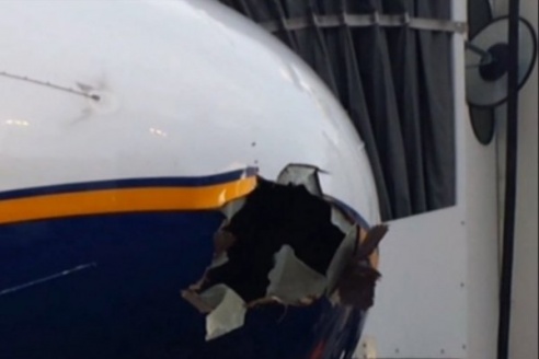 Молния сделала дыру в носу Boeing 757 во время полета (ФОТО)