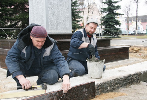 Абнаўляюць помнікі