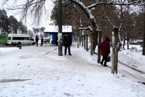 Бетонный забор на въезде в Лядище решили отремонтировать