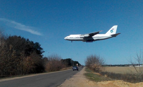 Фотафакт: Расійскі самалёт пралятаў нізка над дарогаю Русіно – Баранавічы