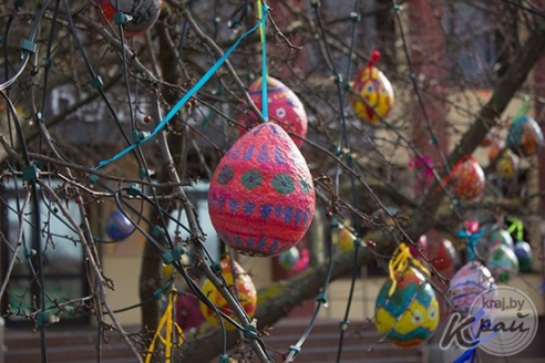 ФОТОФАКТ: Необычное пасхальное дерево появилось в Глубоком