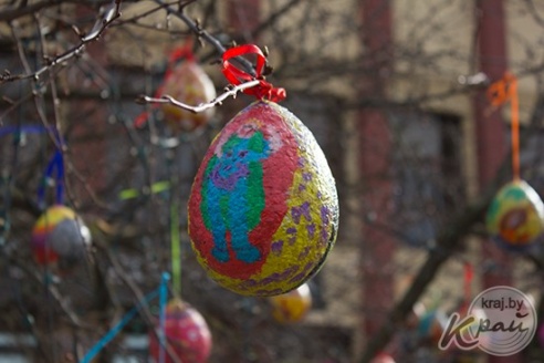 ФОТОФАКТ: Необычное пасхальное дерево появилось в Глубоком