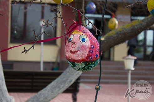 ФОТОФАКТ: Необычное пасхальное дерево появилось в Глубоком