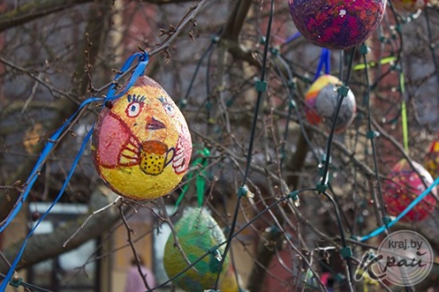 ФОТОФАКТ: Необычное пасхальное дерево появилось в Глубоком