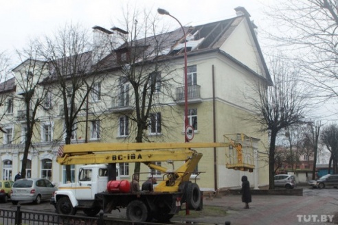 В Бресте сильный ветер крушил рекламные щиты, валил деревья и срывал крыши (ФОТО)