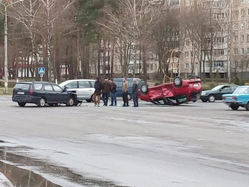 Фотофакт: в Светлогорске автомобиль перевернулся «вверх ногами»
