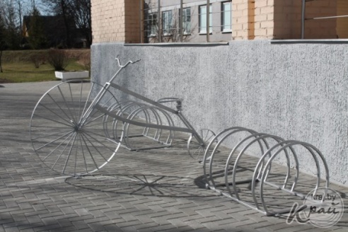 Возле больницы в Вилейке установили велопарковку по эскизу минчанина Антона Смирнова (ФОТО)