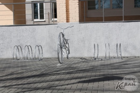 Возле больницы в Вилейке установили велопарковку по эскизу минчанина Антона Смирнова (ФОТО)