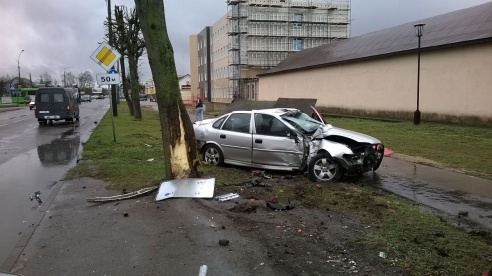 В Барановичах «Опель» снес навес на автобусной остановке