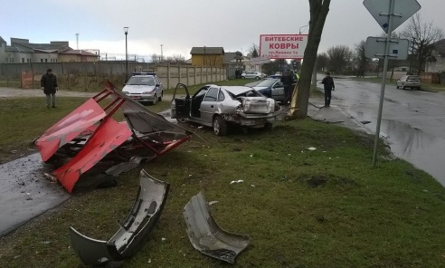 В Барановичах «Опель» снес навес на автобусной остановке