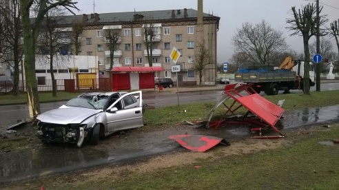 В Барановичах «Опель» снес навес на автобусной остановке